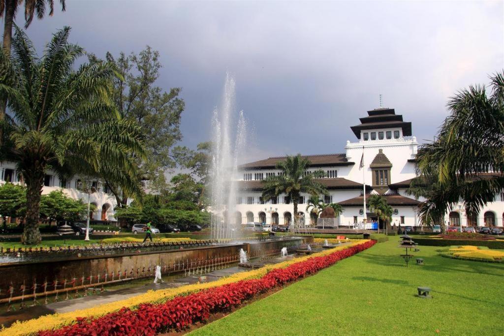Oyo 91561 Gandhi Hotel Bandung Exteriér fotografie